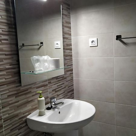 Hostal Cuatro Torres Madrid Bagian luar foto