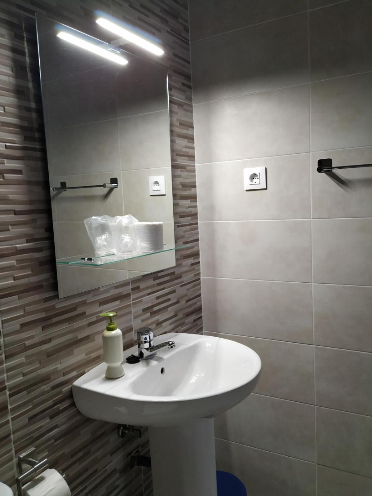 Hostal Cuatro Torres Madrid Bagian luar foto